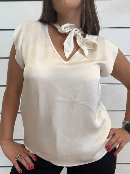 T-shirt madreperla con fiocco di ECO, elegante e leggera, perfetta per ogni occasione estiva