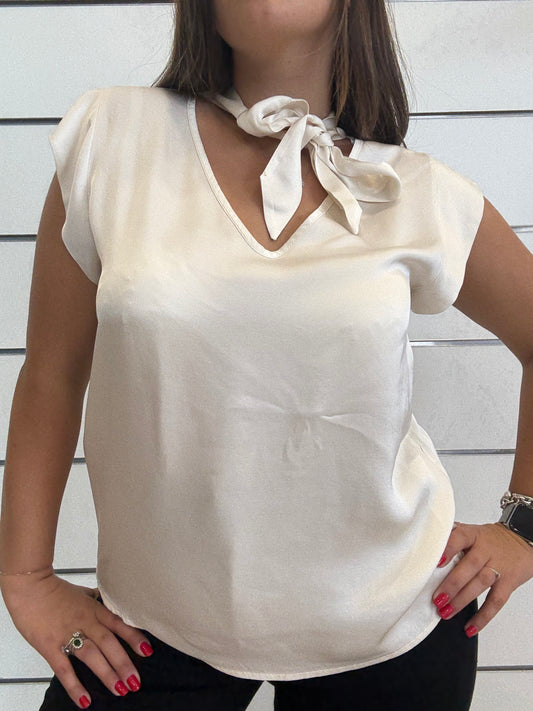 T-shirt madreperla con fiocco di ECO, elegante e leggera, perfetta per ogni occasione estiva