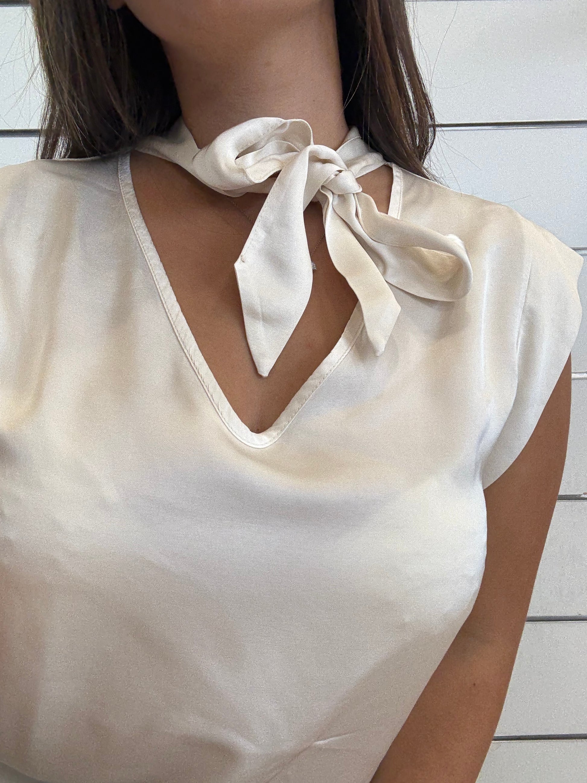 T-shirt madreperla con fiocco in viscosa, dal design elegante e versatile per ogni occasione