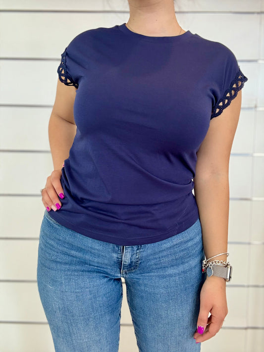 T-shirt maniche traforate Molly Bracken in blu scuro con dettagli traforati sulle maniche