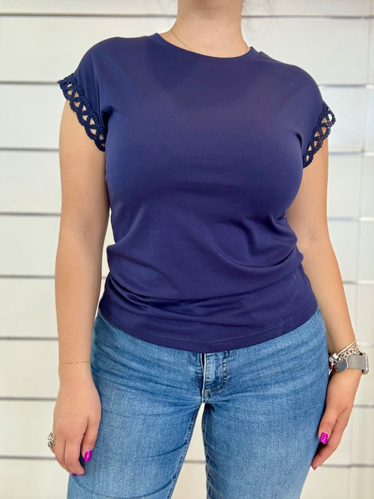 T-shirt maniche traforate di Molly Bracken in blu scuro, perfetta per un look elegante e casual.