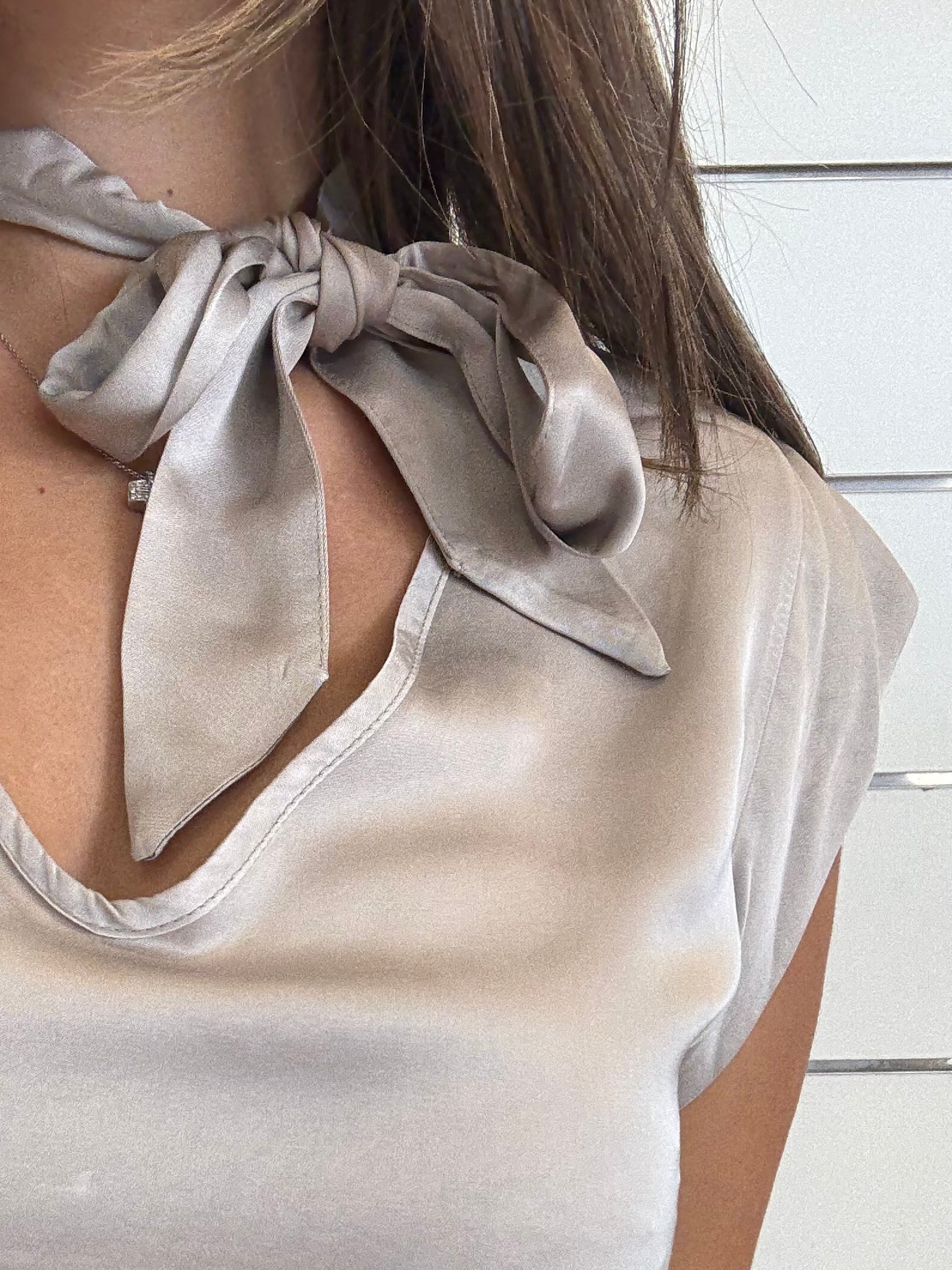 T-shirt rosa con fiocco in viscosa al 100% con scollo a V e maniche corte