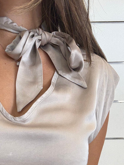 T-shirt rosa con fiocco in viscosa al 100% con scollo a V e maniche corte
