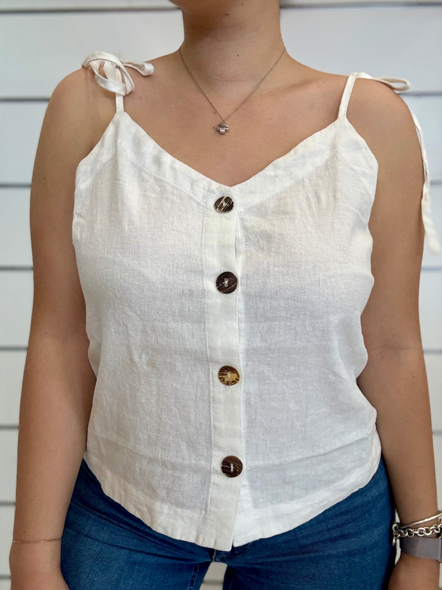 Top cropped bianco di ICHI con bretelline e bottoni osso, perfetto per l'estate