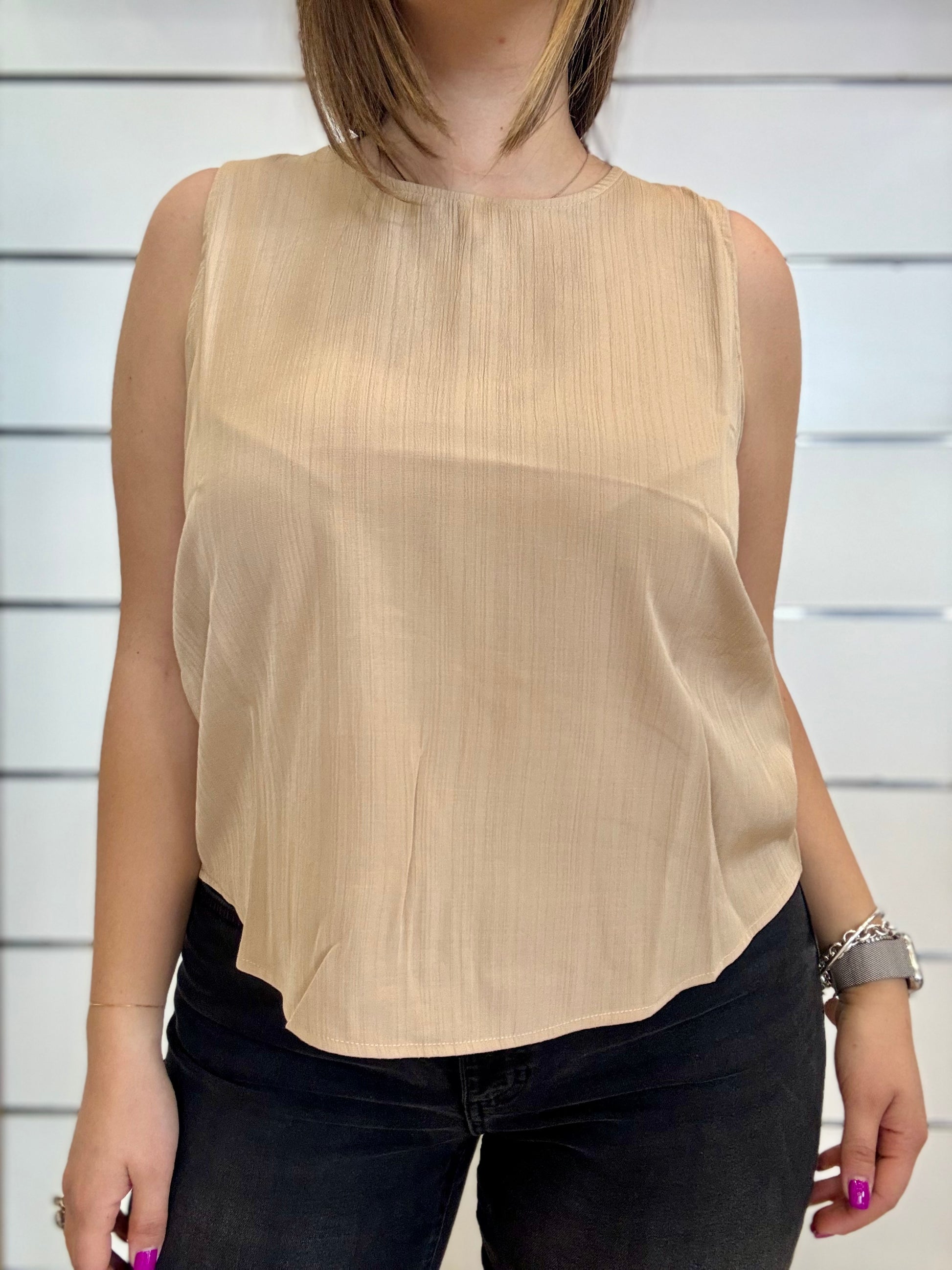 Top senza maniche beige di Molly Bracken in tessuto lucido per un look elegante e versatile