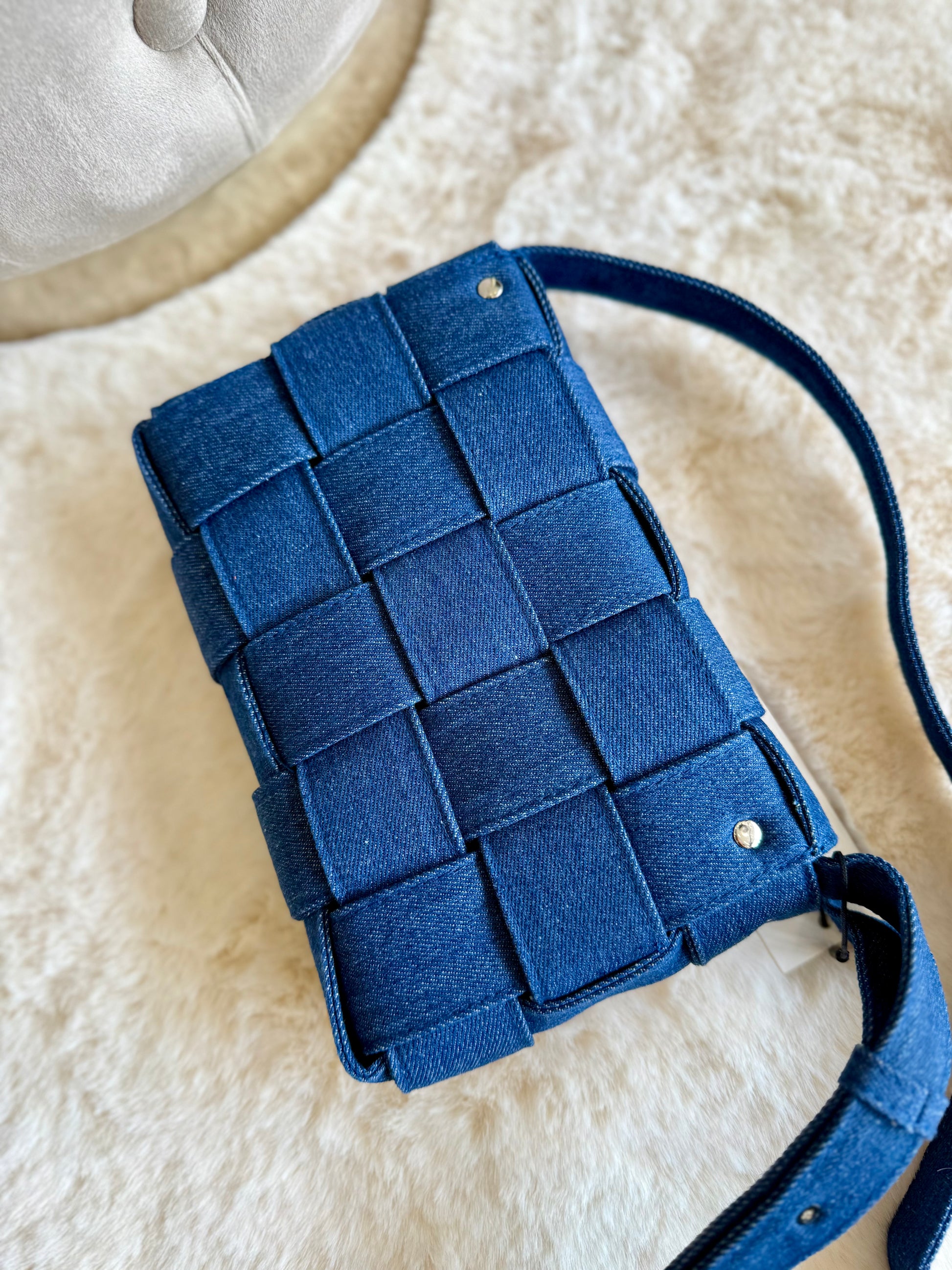 Tracollina di Jeans blu con design intrecciato e tracolla regolabile per un look casual