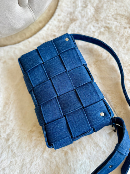 Tracollina di Jeans blu con design intrecciato e tracolla regolabile per un look casual