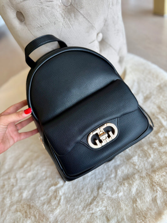 Zaino nero in similpelle Gaudì con chiusura elegante e manico superiore per un look moderno