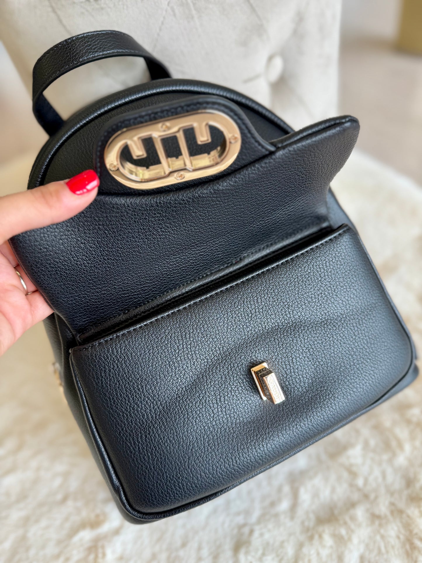 Zaino nero in similpelle di Gaudì con chiusura magnetica e dettagli eleganti