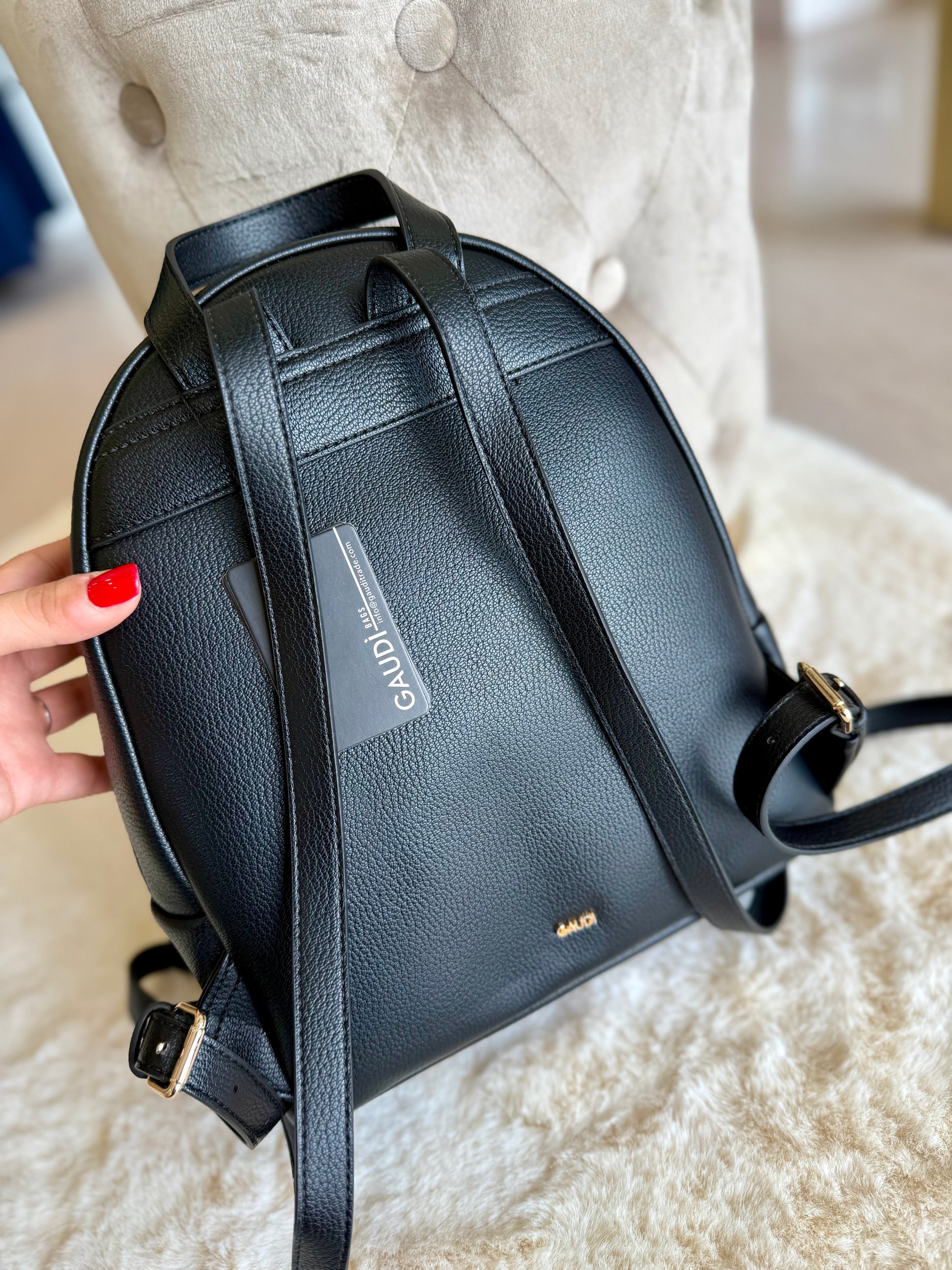 Zaino nero in similpelle di Gaudì con spallacci regolabili e design elegante