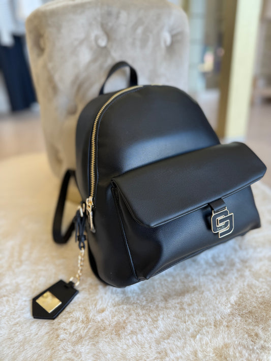Zaino nero in similpelle di Gaudì con chiusura elegante e tracolla regolabile